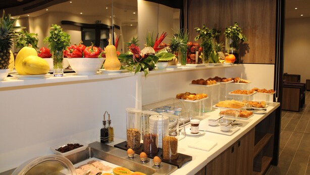 Breakfast, lunch and dinner served - ONOMO Hotel Douala (Douala)