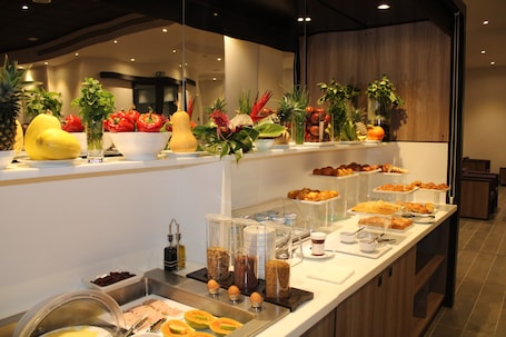 Petit déjeuner, déjeuner et dîner servis sur place. ONOMO Hotel Douala