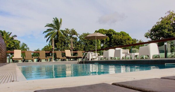 Außenpool, Sonnenschirme, Liegestühle