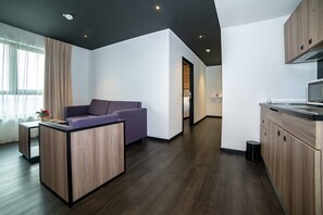 Zimmersafe, Schreibtisch, Verdunkelungsvorhänge, schallisolierte Zimmer