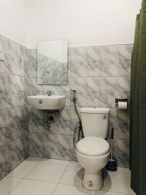 Shower, rainfall showerhead, free toiletries, hair dryer