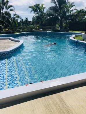 2 piscines extérieures