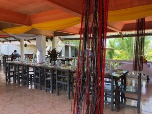 Se sirven desayunos y cocina internacional, con vista al jardín