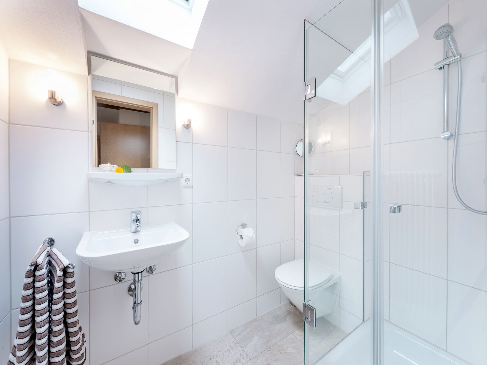 Dusche, Haartrockner, Handtücher