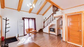 Room (D) | Living area