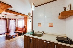 Room (A) | Private kitchenette | Fridge, stovetop, rice cooker, cookware/dishes/utensils