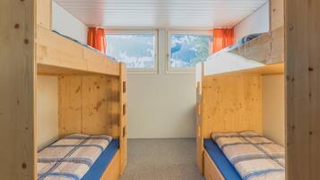 Schallisolierte Zimmer, kostenloses WLAN, Bettwäsche