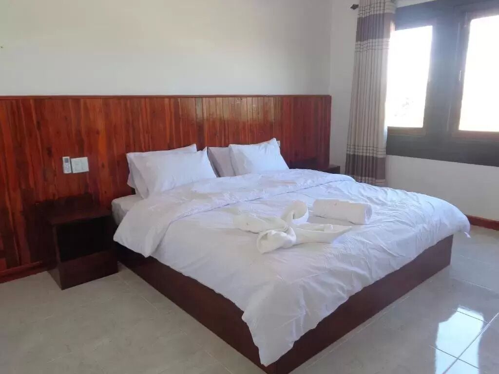 Ropa de cama hipoalergénica y caja de seguridad en la habitación 