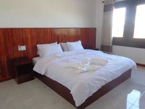 防过敏的被褥、客房内保险箱、办公桌、隔音