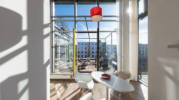 1 Schlafzimmer, Schreibtisch, schallisolierte Zimmer