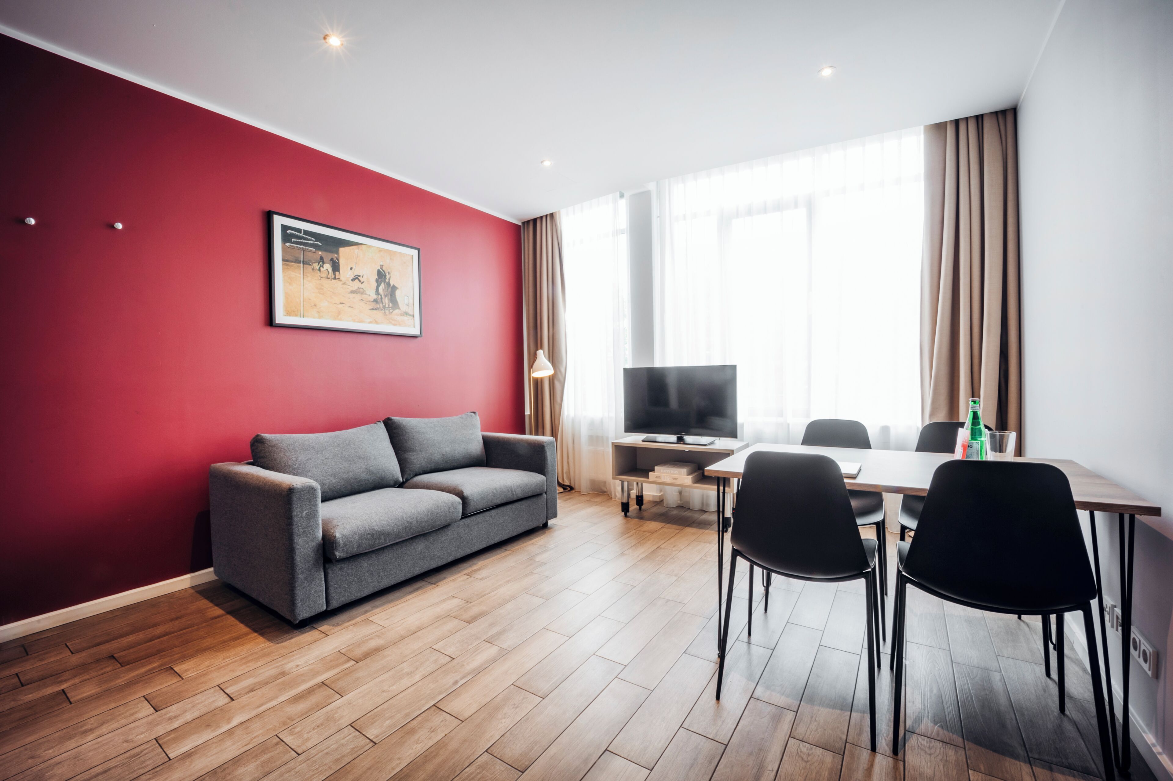 Apartment XL - King bed and separate bedroom | Área de estar | TV de tela plana 32 polegadas com canais a cabo, TV