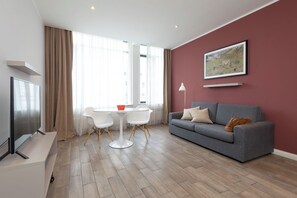 Apartment XL - King bed and separate bedroom | Área de estar | TV de tela plana 32 polegadas com canais a cabo, TV