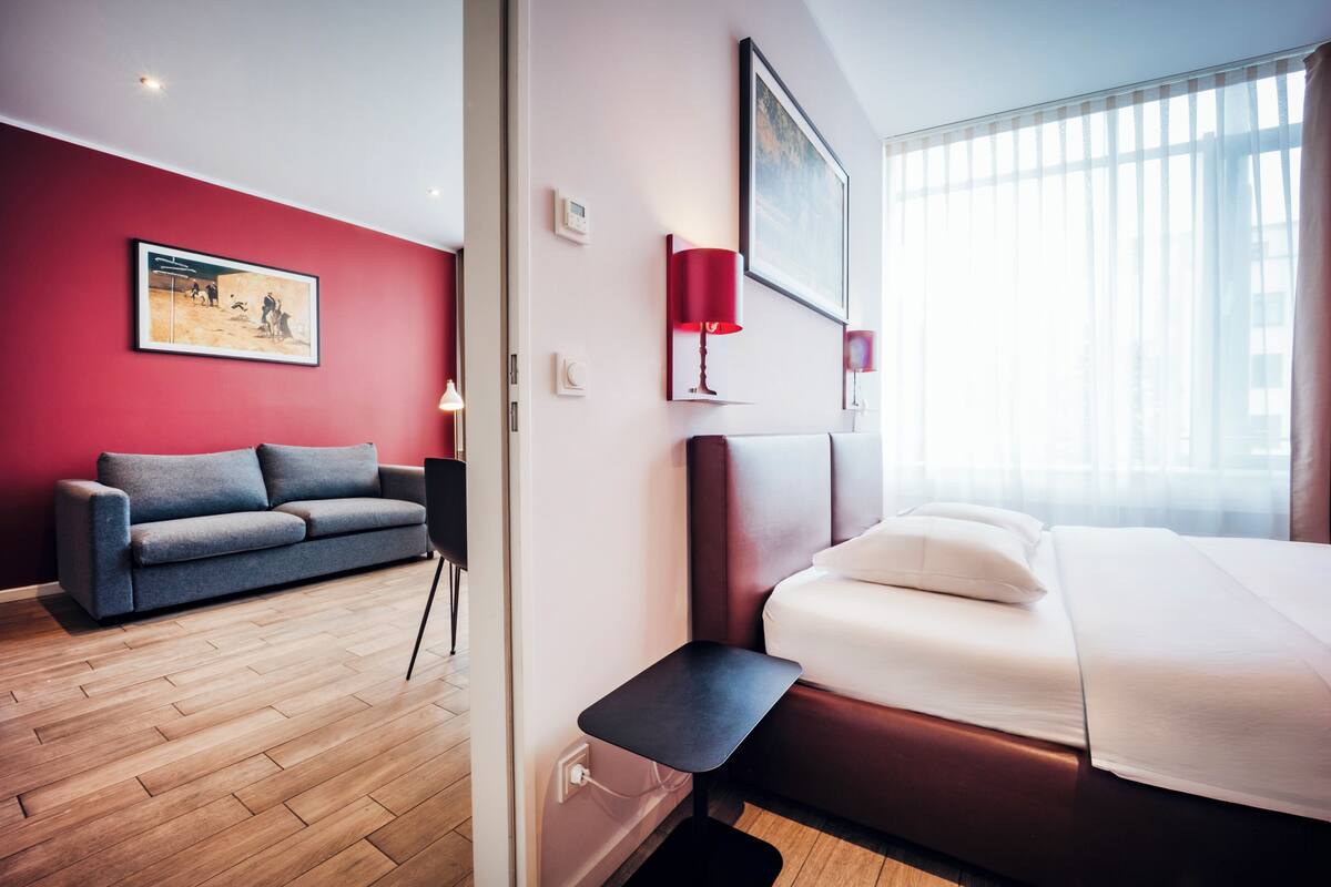 Apartment XL - King bed and separate bedroom | 1 soverom, allergitestet sengetøy, skrivebord og lydisolert