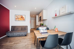 Leilighet – business | Oppholdsområde | En 32-tommers Flatskjerm-TV med kabel-kanaler samt TV