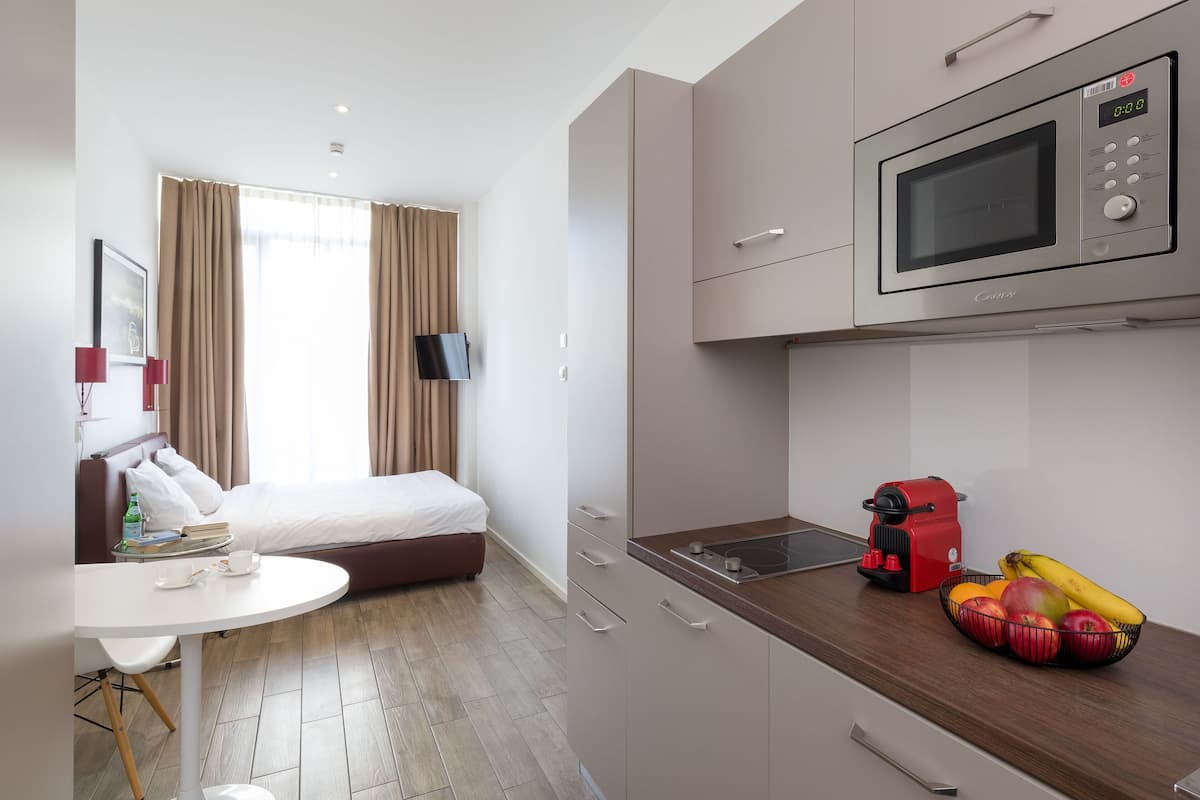 Cosy Apartment | Private kitchen | Fridge, microwave, stovetop, dishwasher