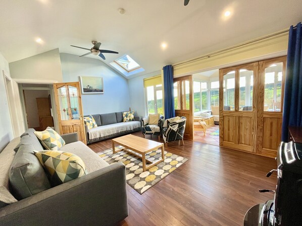 Smart-TV, Kamin, Videospiele, Tischfußball