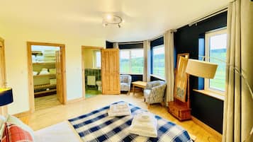 5 bedrooms, in-room safe, desk, iron/ironing board