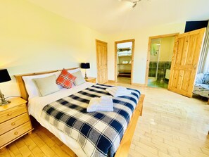 5 Schlafzimmer, Zimmersafe, Schreibtisch, Bügeleisen/Bügelbrett