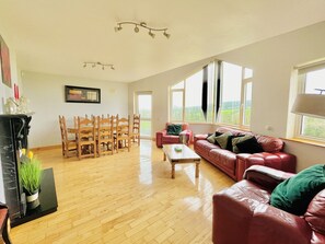 Smart-TV, Kamin, Videospiele, Tischfußball