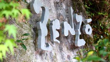 Uma parede de pedra com letras entalhadas que formam a palavra 'Yenyo'.