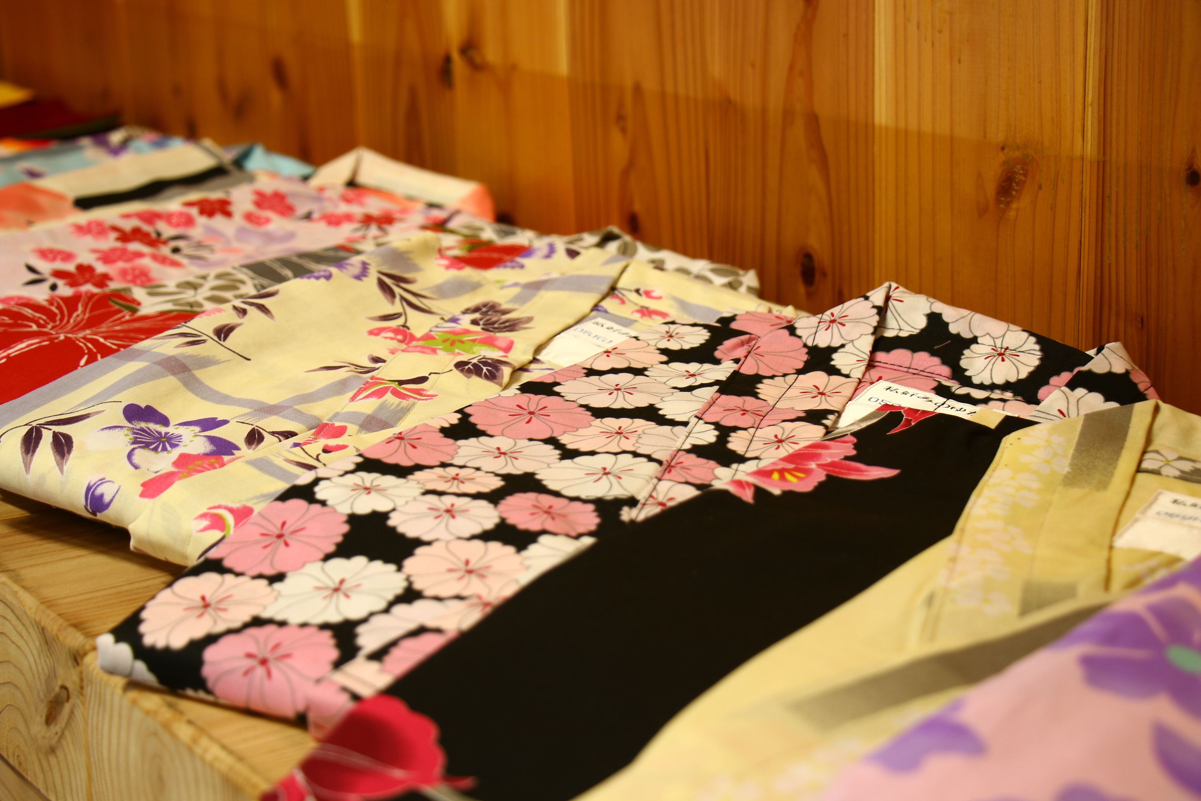Exposição de diversos tecidos com estampas florais.