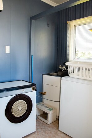Bathtub, hair dryer, towels - Sunrise at Parapara Beach (Parapara)