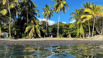 Plage à proximité, chaises longues