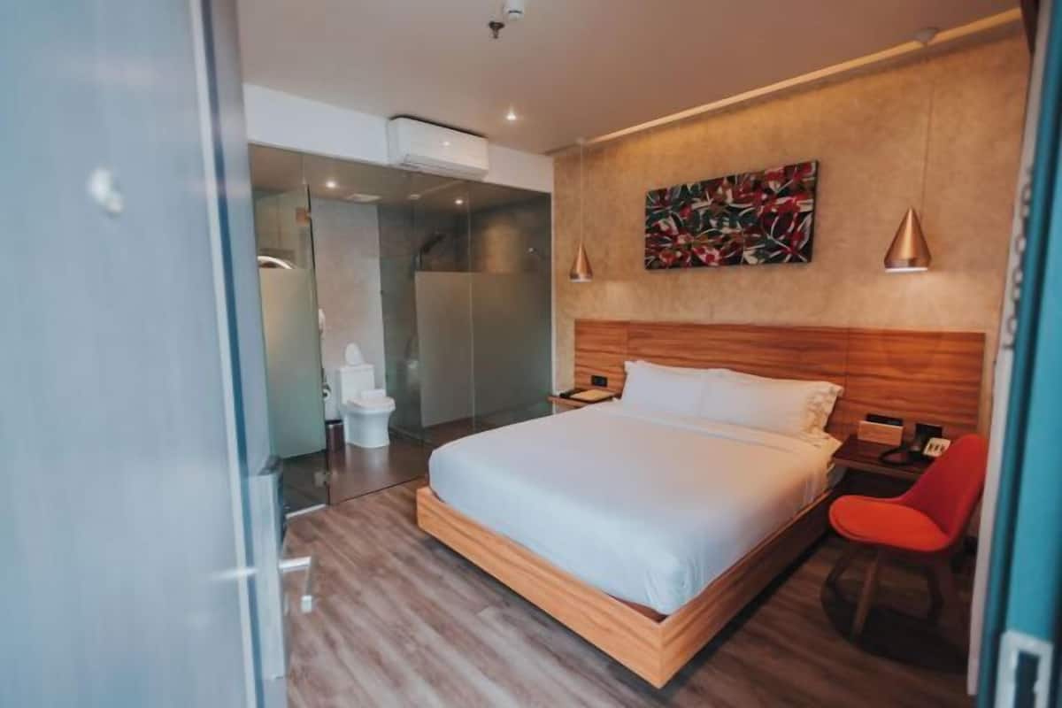 Minibar, két bảo mật tại phòng, bàn