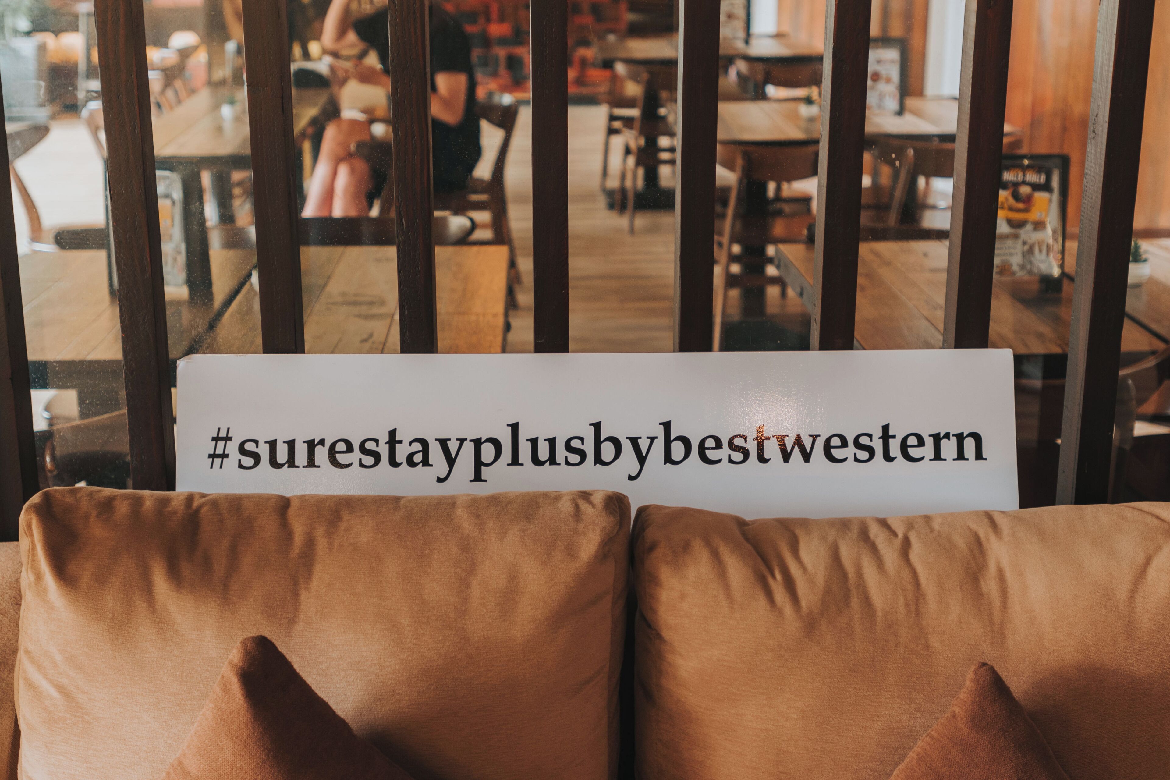 A sign with the hashtag #surestayplusbybestwestern.