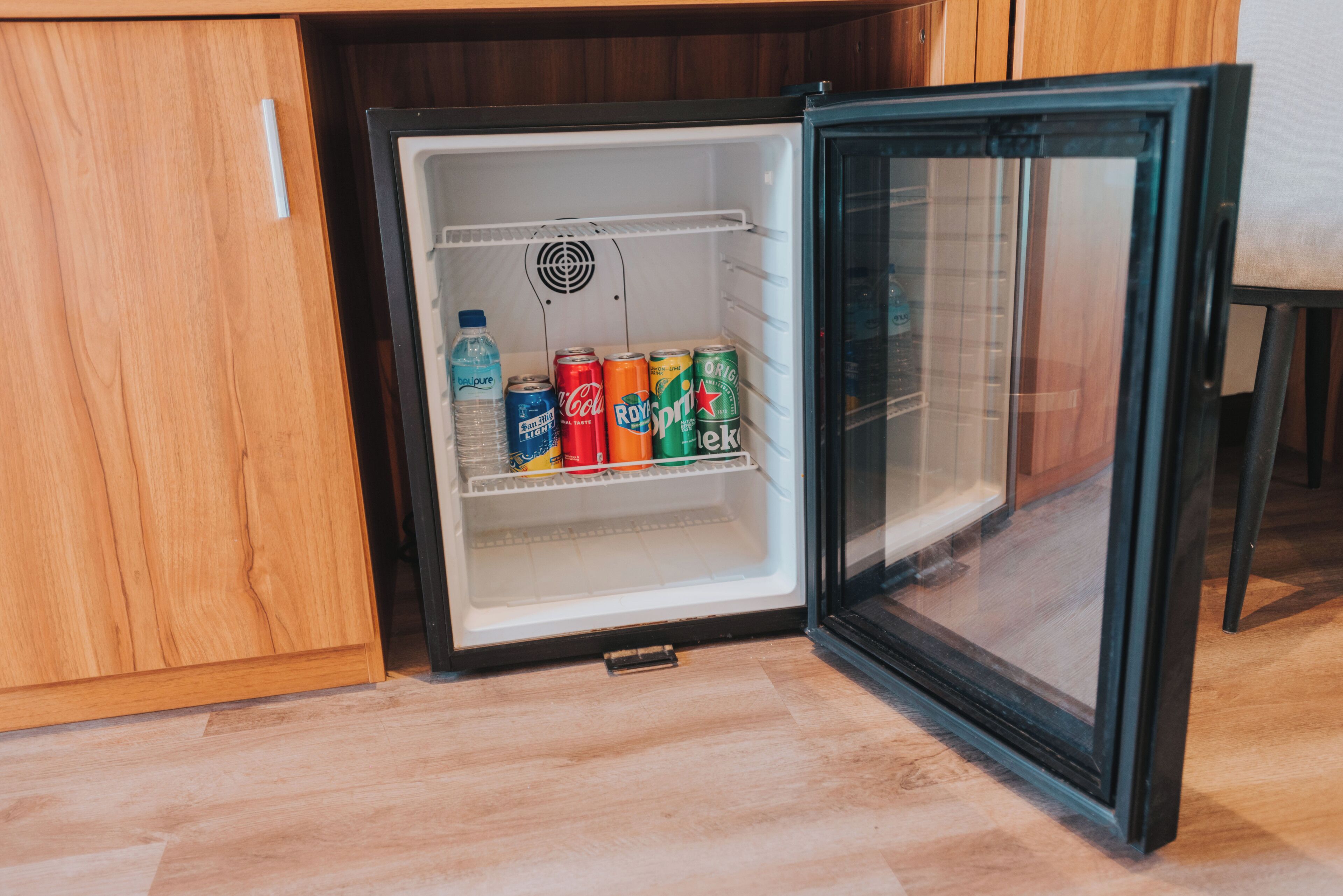 deluxe room, 1 king bed, non smoking (shower only) | mini fridge