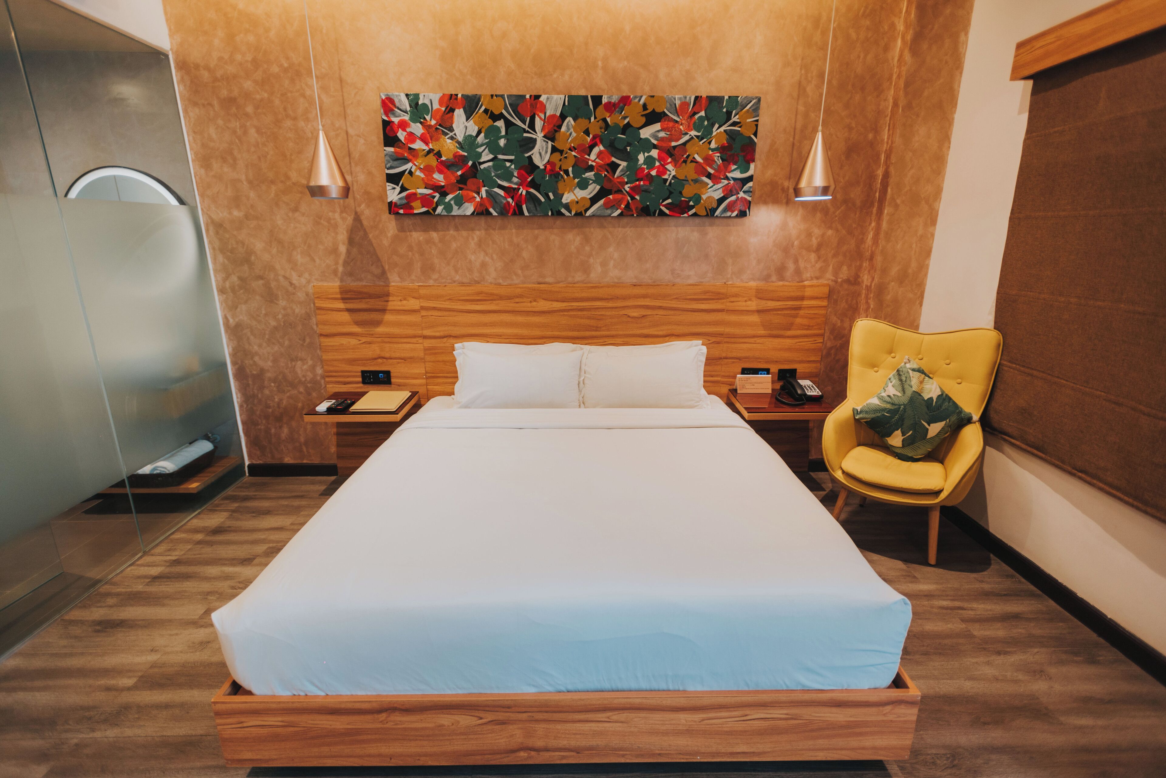 superior room, 1 queen bed, non smoking (shower only) | 1 bedroom, minibar, in-room safe, desk