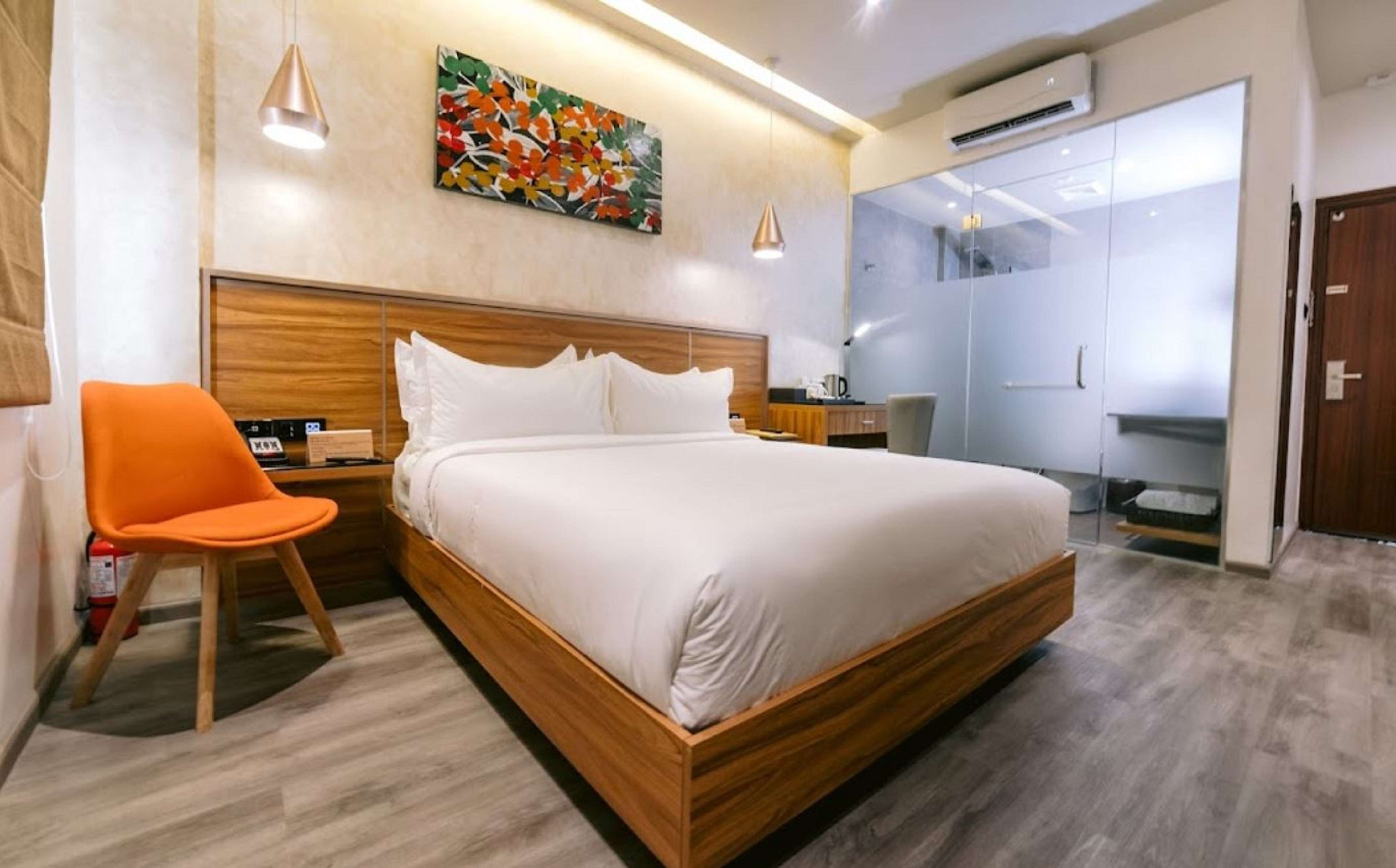 superior room, 1 queen bed, non smoking (shower only) | 1 bedroom, minibar, in-room safe, desk