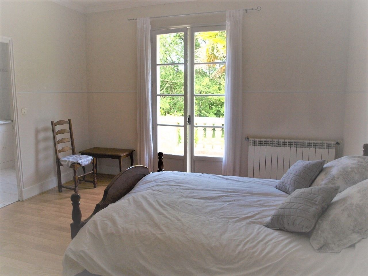 Een minibar, individueel gedecoreerd, individueel gemeubileerd