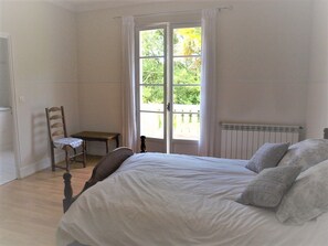 Minibar, decoración personalizada, muebles diferentes y escritorio 