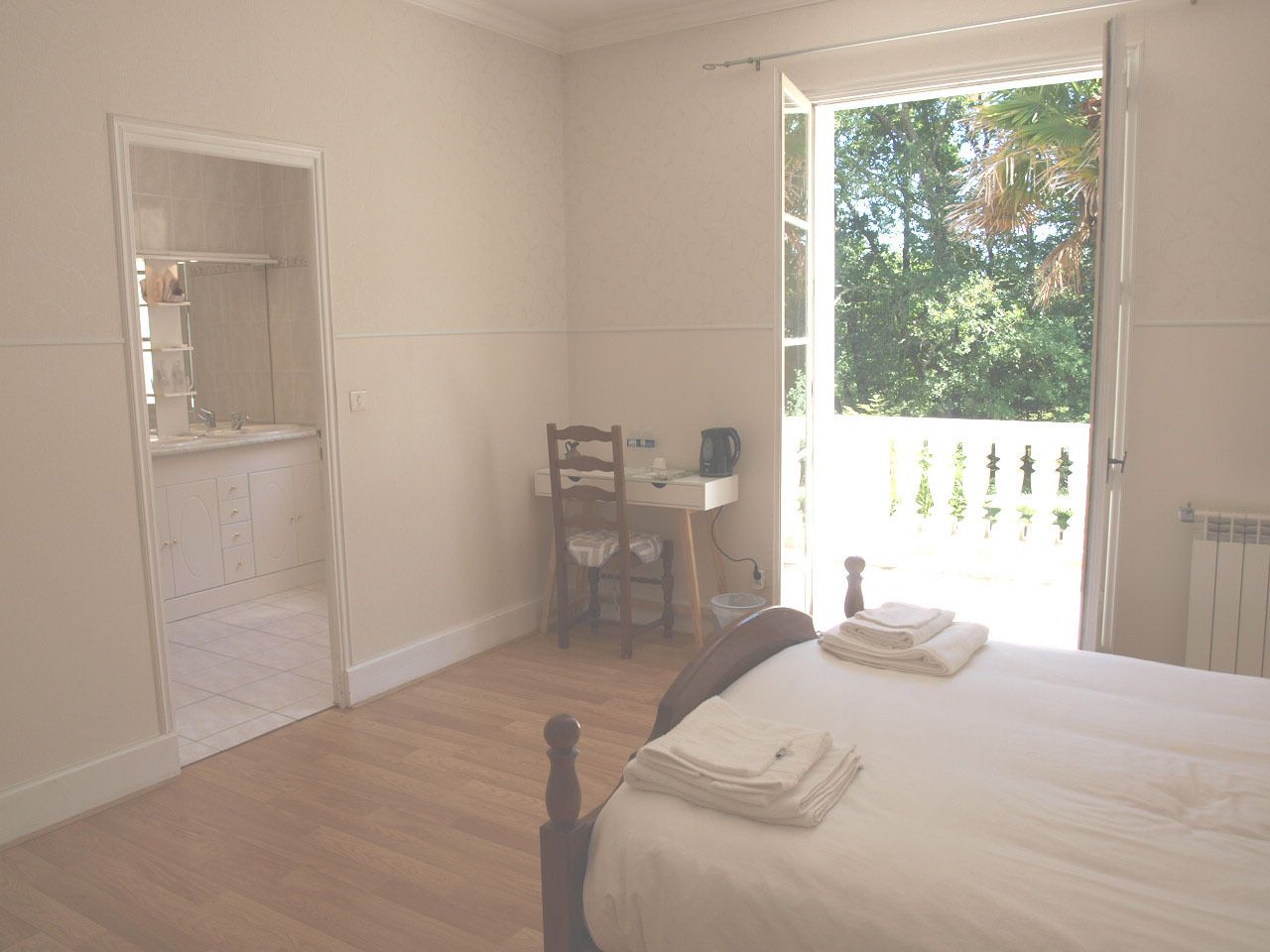 Minibar, decoración personalizada, muebles diferentes y escritorio 