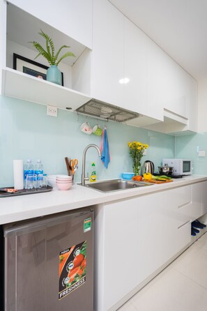 微波炉、烤箱、电热水壶、厨具/餐具