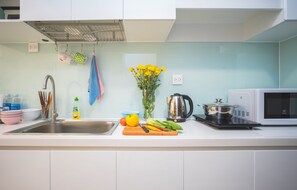 Mikrowelle, Ofen, Wasserkocher, Kochgeschirr/Geschirr/Besteck