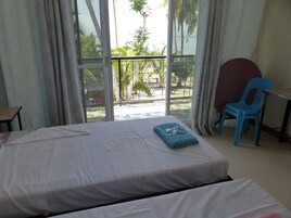 Exclusive Τρίκλινο Δωμάτιο, Θέα στην Παραλία (Middle) | Χρηματοκιβώτιο στο δωμάτιο, γραφείο, δωρεάν Wi-Fi, κλινοσκεπάσματα 