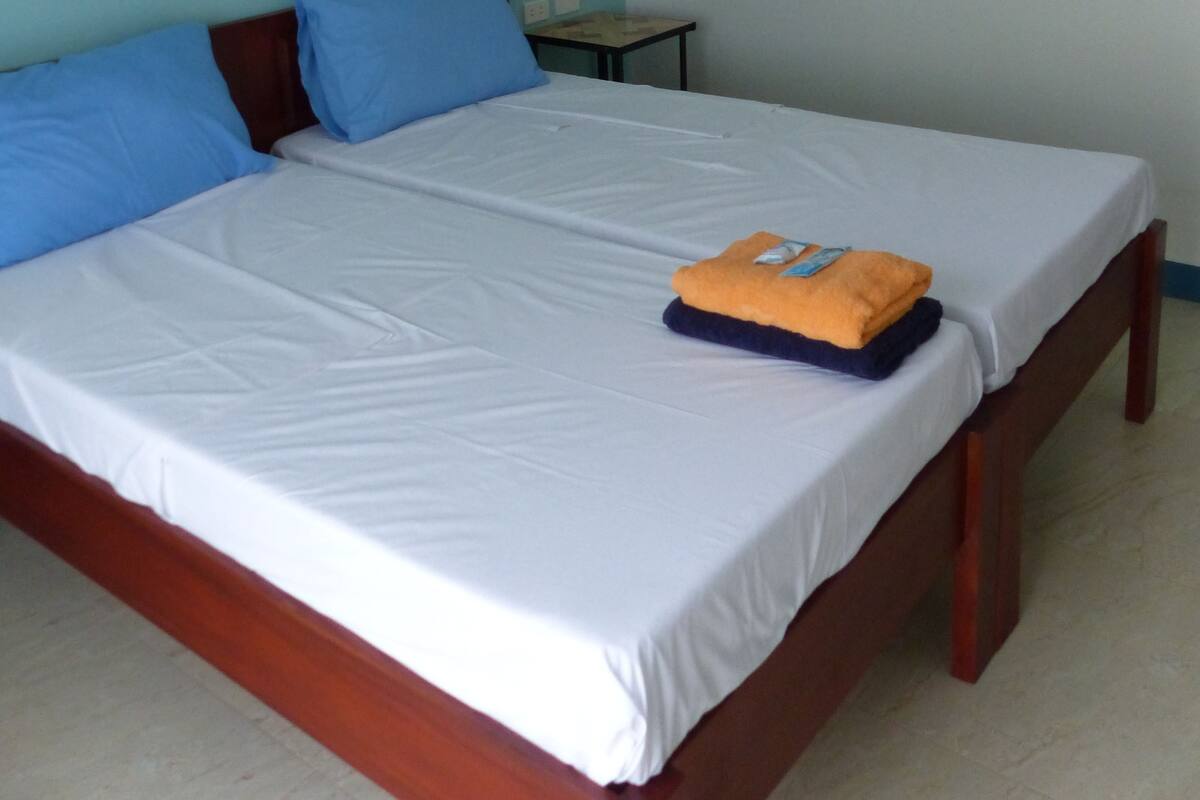 Comfort Twin Room | In-room safe, desk, WiFi (free), bed sheets