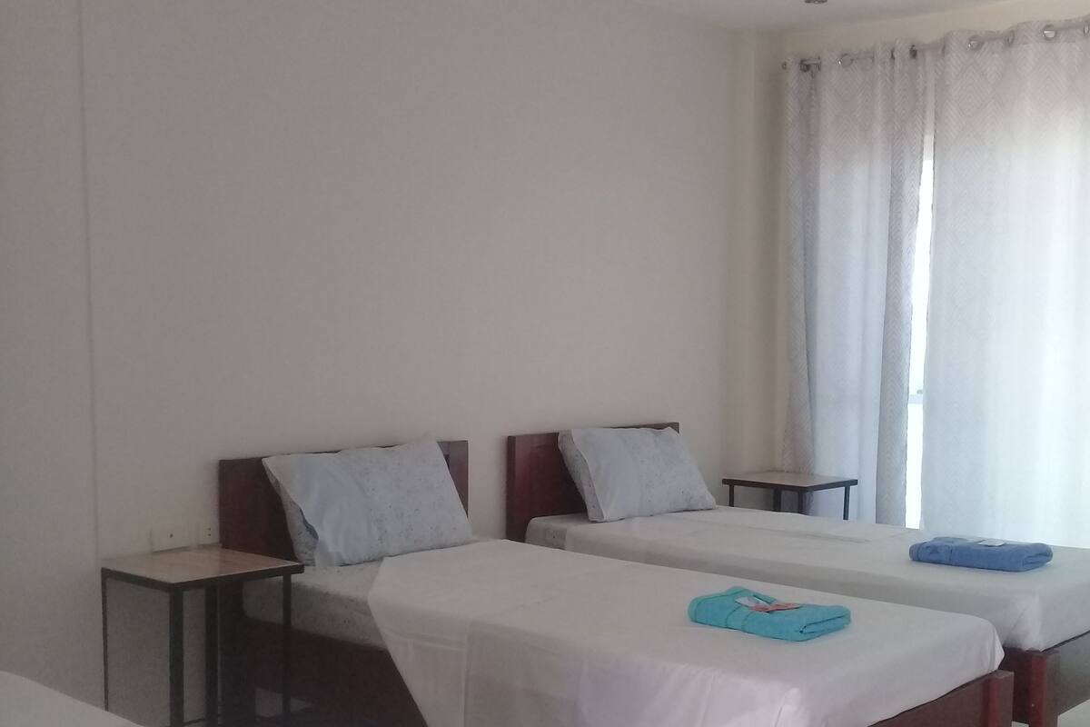 Middle Room | In-room safe, desk, WiFi (free), bed sheets