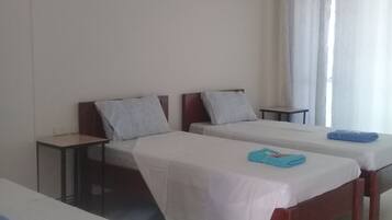 Middle Room | In-room safe, desk, free WiFi, bed sheets