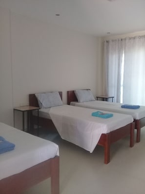 Middle Room | In-room safe, desk, free WiFi, bed sheets - D&B Bluestar Beach Resort (Panglao)