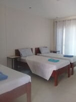 Habitación triple exclusiva, vistas a la playa (Middle) | Caja fuerte, escritorio, wifi gratis y ropa de cama