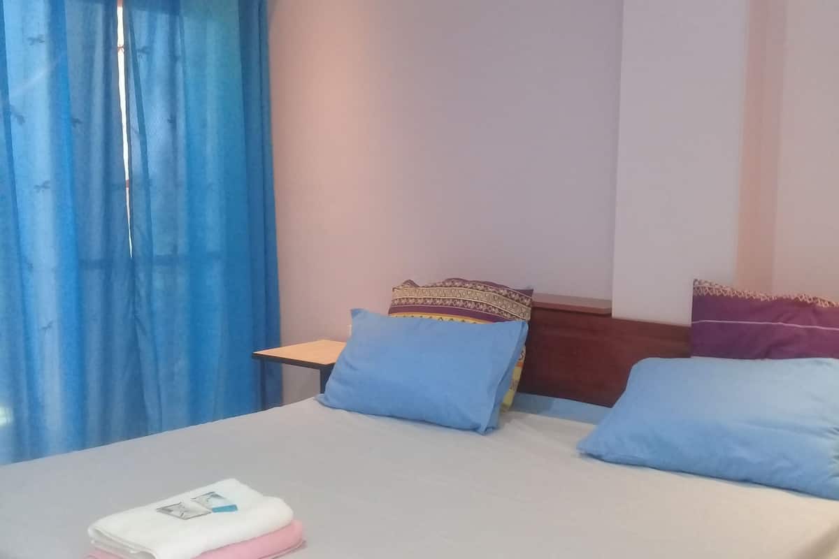 Deluxe-Doppelzimmer, 1 King-Bett (Desk) | Zimmersafe, Schreibtisch, kostenloses WLAN, Bettwäsche