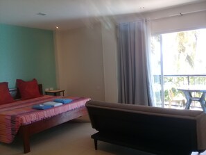 Family Room | In-room safe, desk, free WiFi, bed sheets - D&B Bluestar Beach Resort (Panglao)