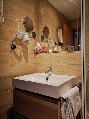 Apartment (2) | Bathroom sink - RhePi-Apartments (Essen)