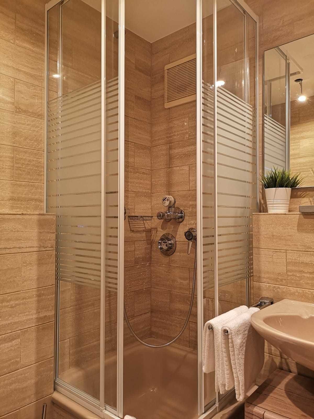 Apartment (1) | Bathroom | Shower, hair dryer, towels