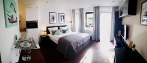 Apartment (1) | 1 Schlafzimmer, Zimmersafe, individuell dekoriert, Schreibtisch