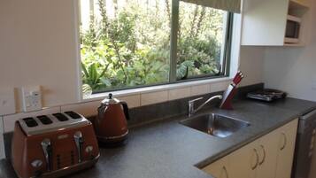 Jääkaappi, mikroaaltouuni, liesi, astianpesukone