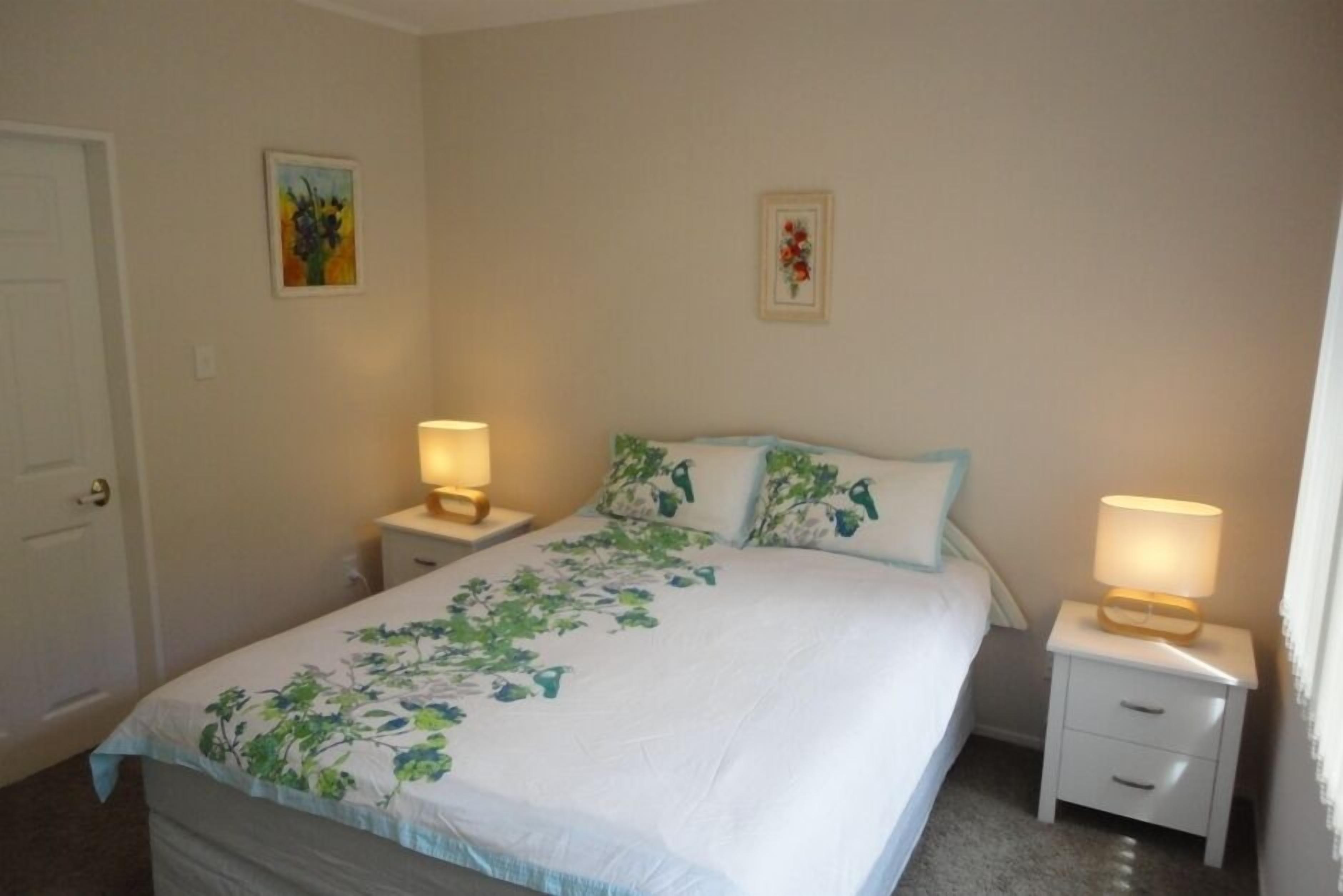 2 habitaciones, tabla de planchar con plancha y cuna de viaje 